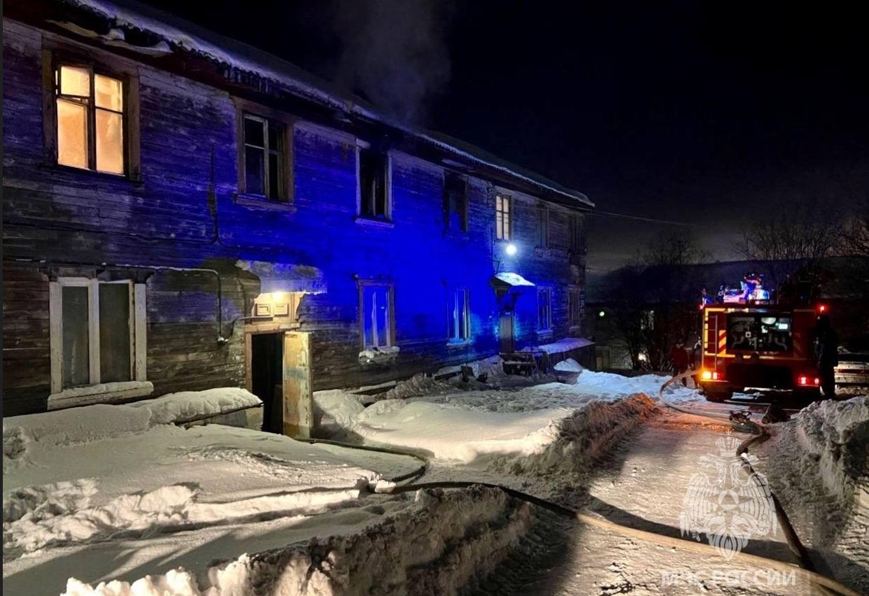 В Мурманске на Павлова ликвидировали пожар в деревянной двухэтажке